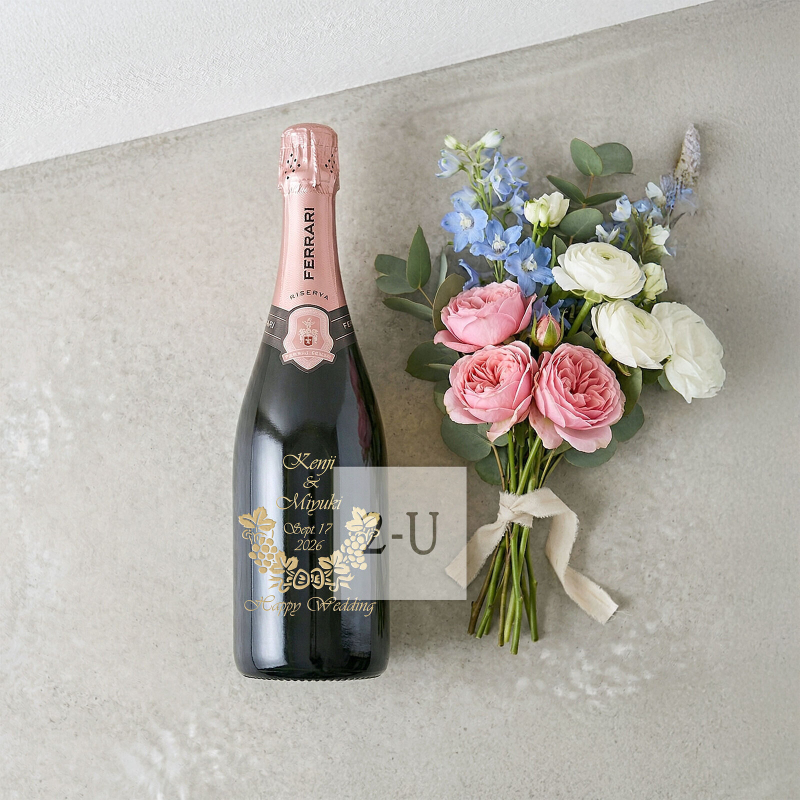 用刻有戀愛紀唸日的紅酒乾杯！