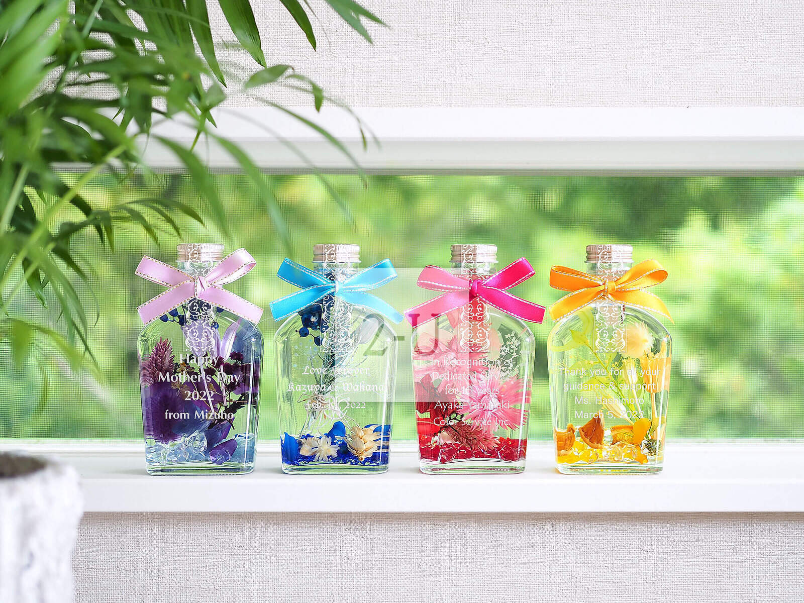 "座牌＋迴贈紀唸品＋桌上裝飾" 三用保鮮花